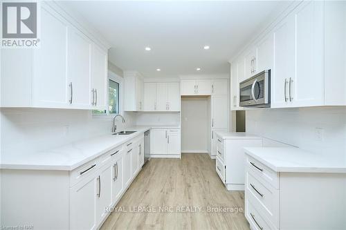 17 Kilkenny Drive, St. Catharines, ON - Indoor Photo Showing Kitchen