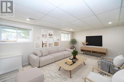 17 Kilkenny Drive, St. Catharines, ON - Indoor Photo Showing Living Room