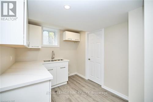 17 Kilkenny Drive, St. Catharines, ON - Indoor Photo Showing Kitchen With Double Sink