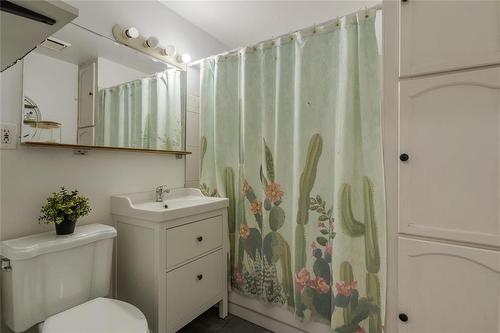 102 Harbison Avenue, Winnipeg, MB - Indoor Photo Showing Bathroom