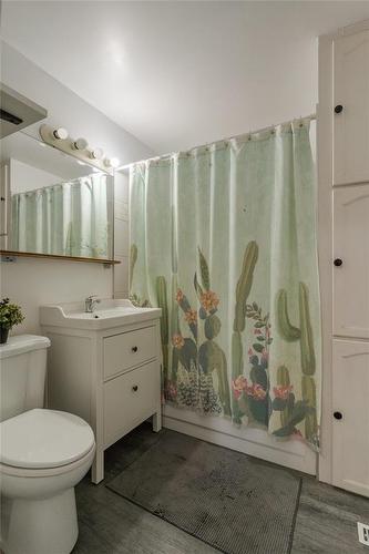 102 Harbison Avenue, Winnipeg, MB - Indoor Photo Showing Bathroom