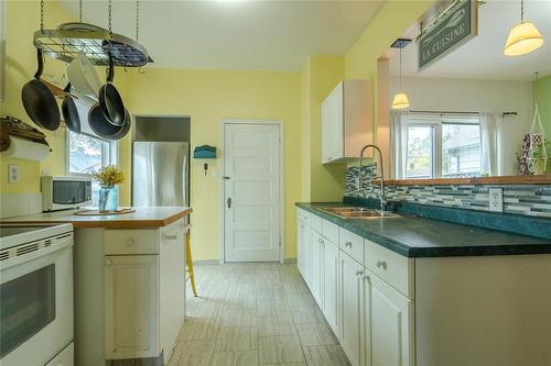 102 Harbison Avenue, Winnipeg, MB - Indoor Photo Showing Kitchen