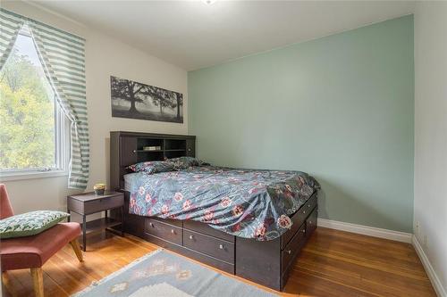 102 Harbison Avenue, Winnipeg, MB - Indoor Photo Showing Bedroom