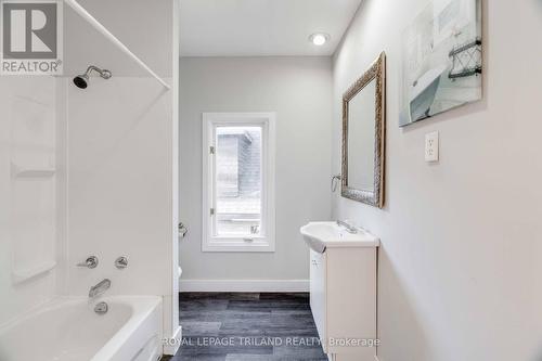 7 Marmora Street, London, ON - Indoor Photo Showing Bathroom