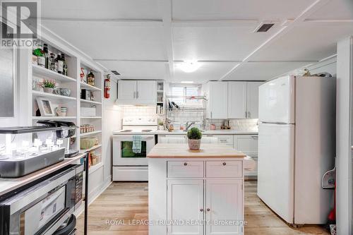 7 Marmora Street, London, ON - Indoor Photo Showing Kitchen