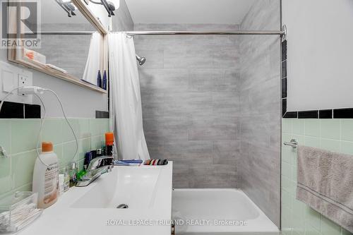 7 Marmora Street, London, ON - Indoor Photo Showing Bathroom