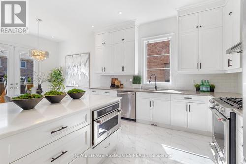 96 Torrey Pines Road, Vaughan, ON - Indoor Photo Showing Kitchen With Upgraded Kitchen