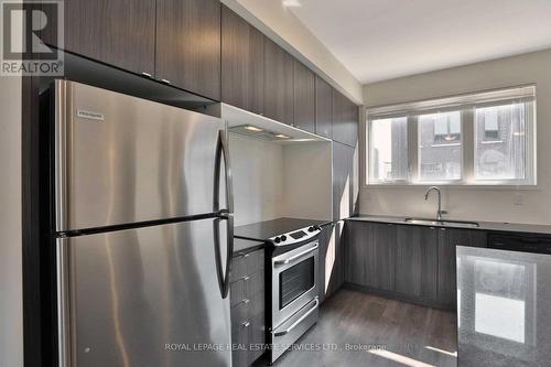 3139 Ernest Appelbe Boulevard, Oakville, ON - Indoor Photo Showing Kitchen With Stainless Steel Kitchen