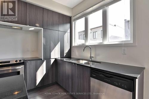 3139 Ernest Appelbe Boulevard, Oakville, ON - Indoor Photo Showing Kitchen With Stainless Steel Kitchen With Double Sink