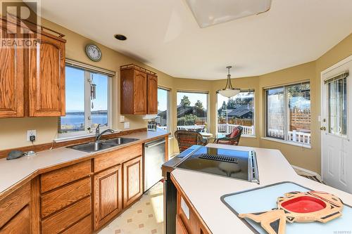 5594 7Th St, Union Bay, BC - Indoor Photo Showing Kitchen With Double Sink