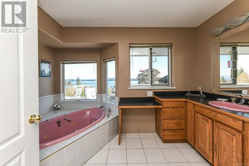 5594 7Th St, Union Bay, BC - Indoor Photo Showing Bathroom