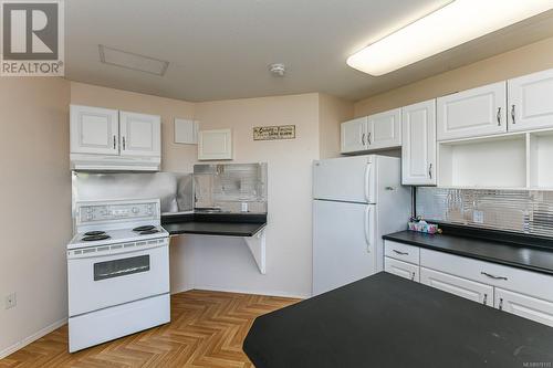 5594 7Th St, Union Bay, BC - Indoor Photo Showing Kitchen