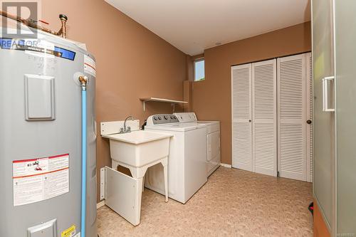 5594 7Th St, Union Bay, BC - Indoor Photo Showing Laundry Room