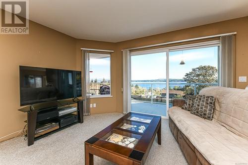 5594 7Th St, Union Bay, BC - Indoor Photo Showing Living Room