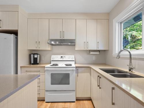 Cuisine - 44 Mtée De Baker-Pond, Bolton-Est, QC - Indoor Photo Showing Kitchen With Double Sink