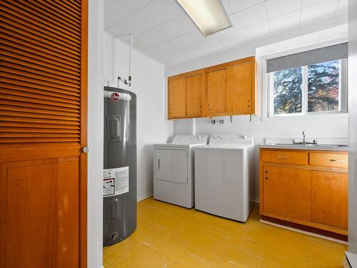 Salle de lavage - 44 Mtée De Baker-Pond, Bolton-Est, QC - Indoor Photo Showing Laundry Room