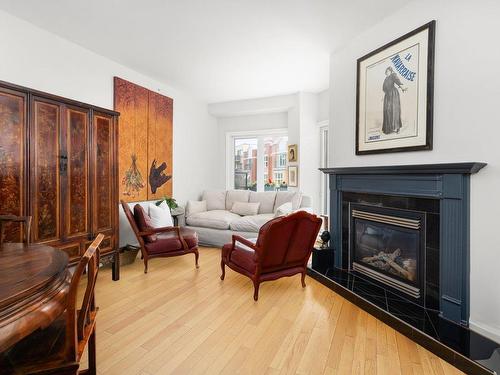 Salon - 205-285 Av. Laurier E., Montréal (Le Plateau-Mont-Royal), QC - Indoor Photo Showing Living Room With Fireplace