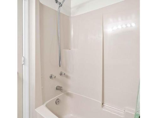 202-2373 Henry Ave, Sidney, BC - Indoor Photo Showing Bathroom