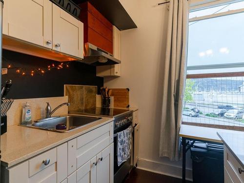 3203 Kingsway Ave, Port Alberni, BC - Indoor Photo Showing Kitchen