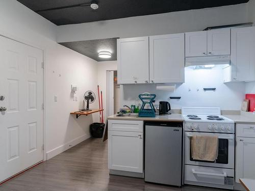 3203 Kingsway Ave, Port Alberni, BC - Indoor Photo Showing Kitchen