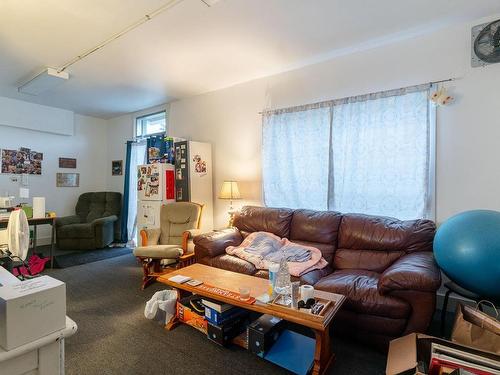 3203 Kingsway Ave, Port Alberni, BC - Indoor Photo Showing Living Room