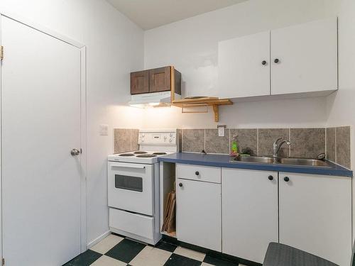 3203 Kingsway Ave, Port Alberni, BC - Indoor Photo Showing Kitchen With Double Sink