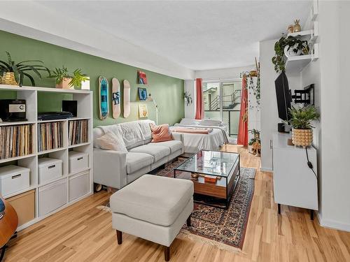 209-827 North Park St, Victoria, BC - Indoor Photo Showing Living Room