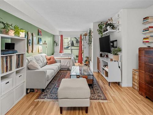 209-827 North Park St, Victoria, BC - Indoor Photo Showing Living Room