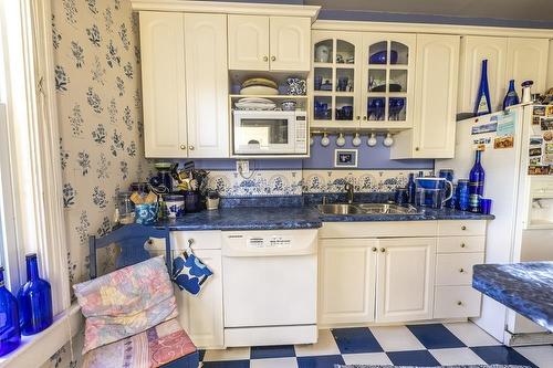 233 Elgin Street, Thunder Bay, ON - Indoor Photo Showing Kitchen With Double Sink