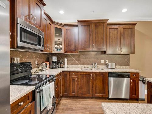 34-2046 Robson Place, Kamloops, BC - Indoor Photo Showing Kitchen With Double Sink