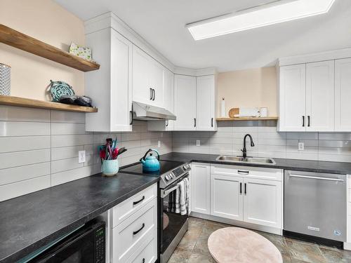 4-366 Murtle Cres, Clearwater, BC - Indoor Photo Showing Kitchen With Double Sink