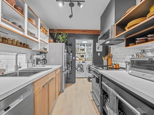 7-137 Mcgill Rd, Kamloops, BC - Indoor Photo Showing Kitchen