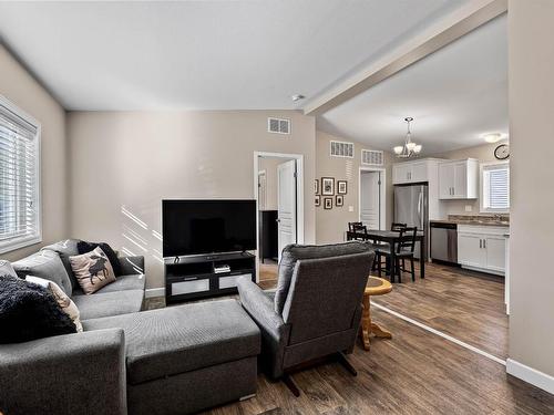 36-7805 Dallas Drive, Kamloops, BC - Indoor Photo Showing Living Room