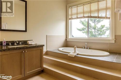 1869 Muskoka Road 118 W Unit# A202-D1, Muskoka Lakes, ON - Indoor Photo Showing Bathroom