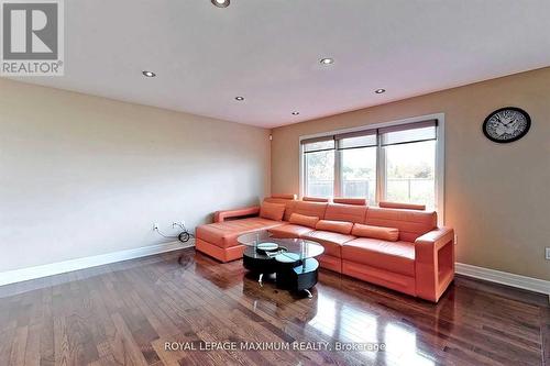 112 John W Taylor Avenue, New Tecumseth, ON - Indoor Photo Showing Living Room