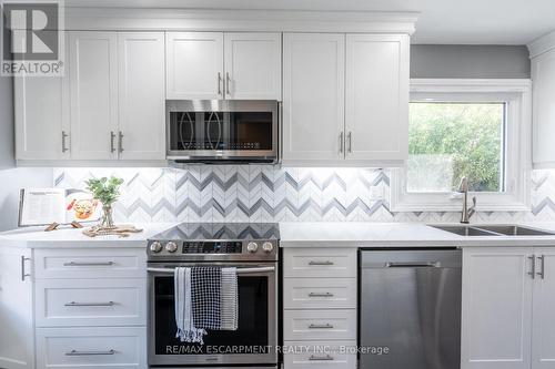 44 Mount Pleasant Drive, Hamilton, ON - Indoor Photo Showing Kitchen With Double Sink With Upgraded Kitchen