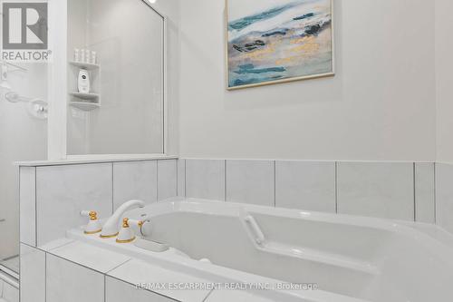 12 Broderick Avenue, Thorold, ON - Indoor Photo Showing Bathroom