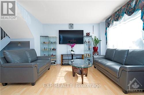 836 Torsa Court, Ottawa, ON - Indoor Photo Showing Living Room