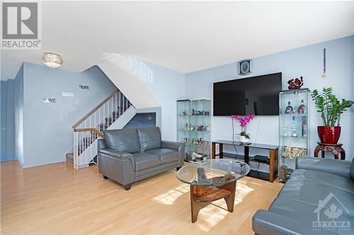 836 Torsa Court, Ottawa, ON - Indoor Photo Showing Living Room