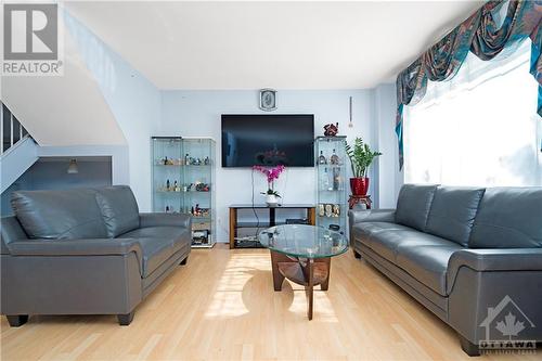 836 Torsa Court, Ottawa, ON - Indoor Photo Showing Living Room