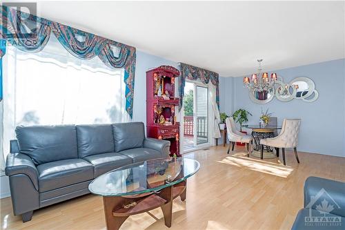 836 Torsa Court, Ottawa, ON - Indoor Photo Showing Living Room