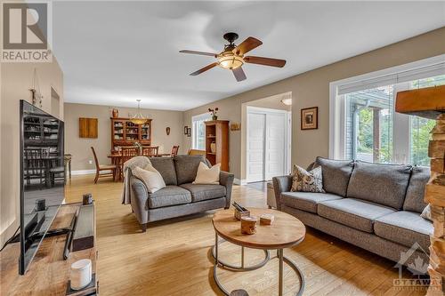 241 Pleasant Park Road, Ottawa, ON - Indoor Photo Showing Living Room