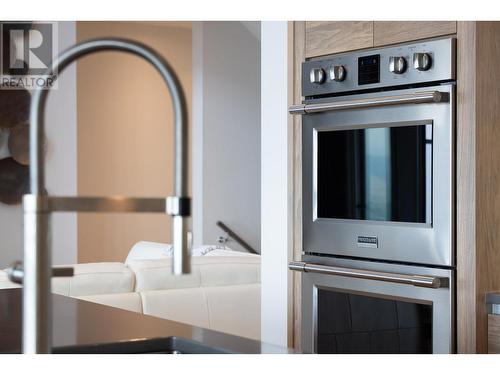 1738 Carnegie Street, Kelowna, BC - Indoor Photo Showing Kitchen