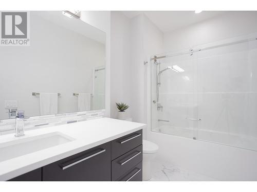 1738 Carnegie Street, Kelowna, BC - Indoor Photo Showing Bathroom