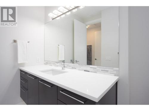 1738 Carnegie Street, Kelowna, BC - Indoor Photo Showing Bathroom