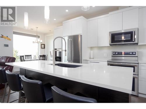 1738 Carnegie Street, Kelowna, BC - Indoor Photo Showing Kitchen With Upgraded Kitchen