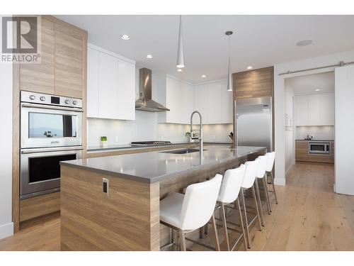 1738 Carnegie Street, Kelowna, BC - Indoor Photo Showing Kitchen With Upgraded Kitchen