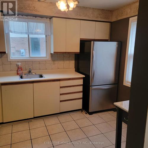 1411 Beaverbrook Court, Oshawa, ON - Indoor Photo Showing Kitchen