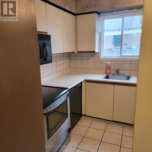 1411 Beaverbrook Court, Oshawa, ON - Indoor Photo Showing Kitchen