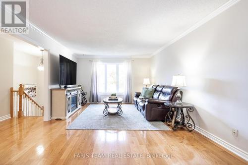 110 Chieftain Crescent, Barrie, ON - Indoor Photo Showing Living Room